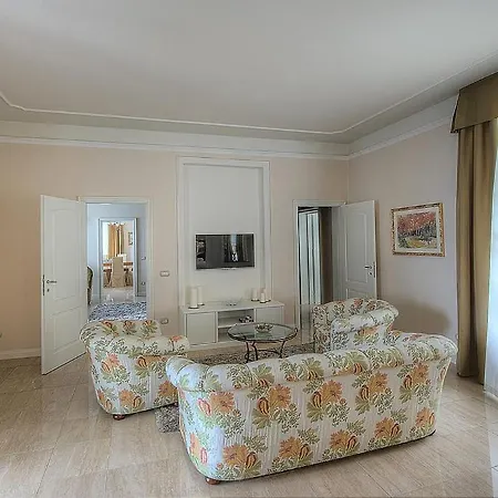 In Sleeps 10 With Pool And Air Con * Μπαβένο