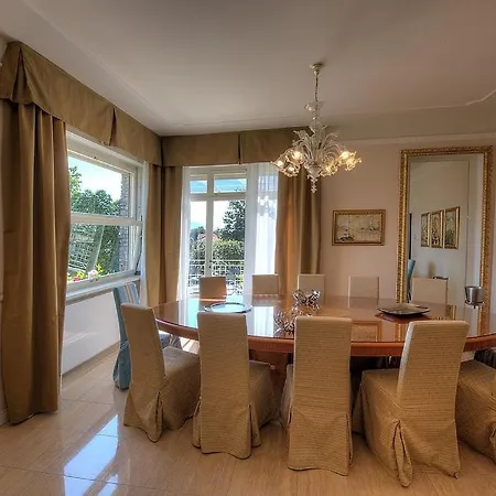 Βίλα In Sleeps 10 With Pool And Air Con *