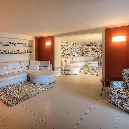 In Sleeps 10 With Pool And Air Con Βίλα