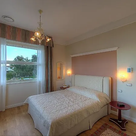 Βίλα In Sleeps 10 With Pool And Air Con *