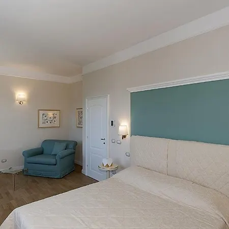 In Sleeps 10 With Pool And Air Con Μπαβένο