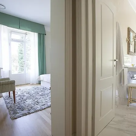 Βίλα In Sleeps 10 With Pool And Air Con