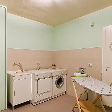 Βίλα In Sleeps 10 With Pool And Air Con