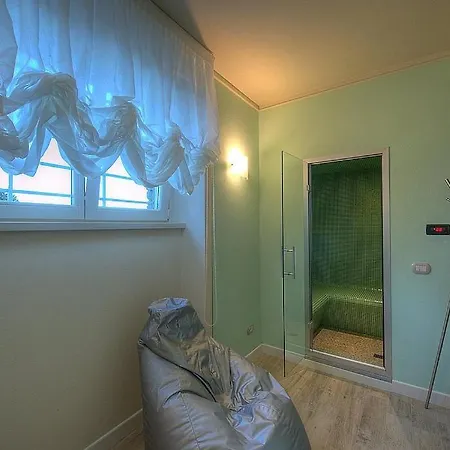 Βίλα In Sleeps 10 With Pool And Air Con Μπαβένο