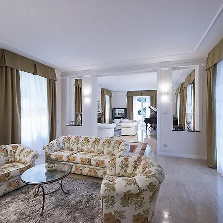 In Sleeps 10 With Pool And Air Con Μπαβένο