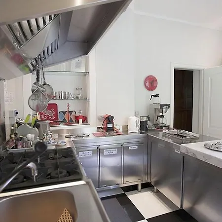 Βίλα In Sleeps 10 With Pool And Air Con Μπαβένο