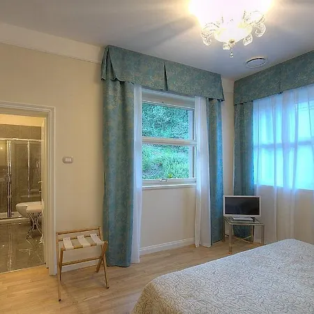 In Sleeps 10 With Pool And Air Con Βίλα
