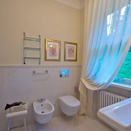 Βίλα In Sleeps 10 With Pool And Air Con *