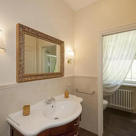 In Sleeps 10 With Pool And Air Con Βίλα