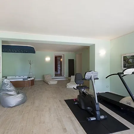 In Sleeps 10 With Pool And Air Con Βίλα *