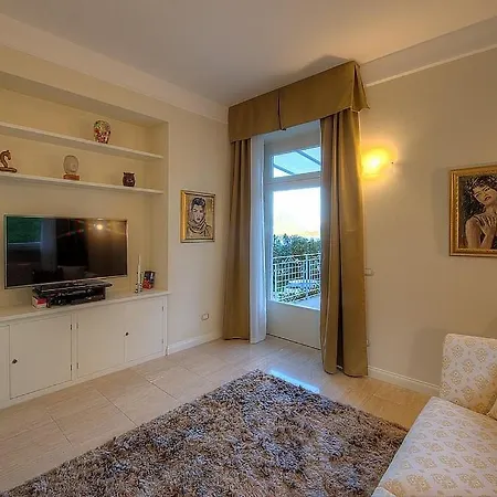 Βίλα In Sleeps 10 With Pool And Air Con *